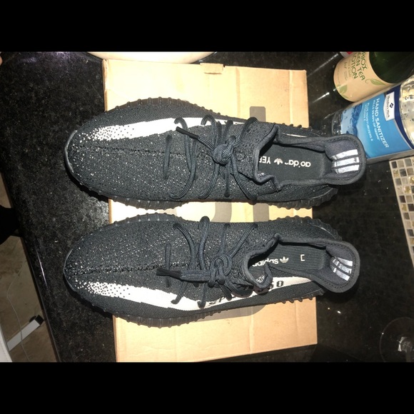 Yeezy Boost 350 V2 'Oreo' - Picture 4 of 8